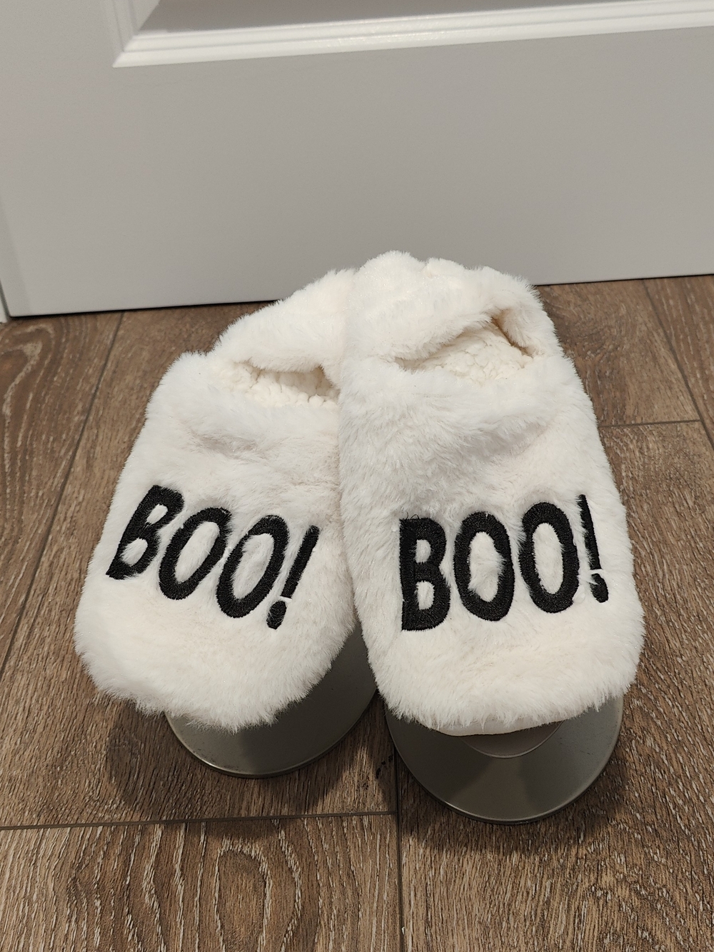 Women's Cream Plush 'BOO!' Slip-On Slippers Socks
